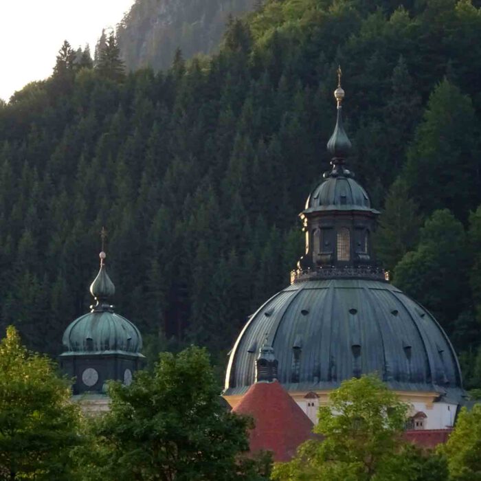 Die grosse Kuppel ist das Wahrzeichen des Kloster Ettals. Sie verkörpert das neue Jerusalem.