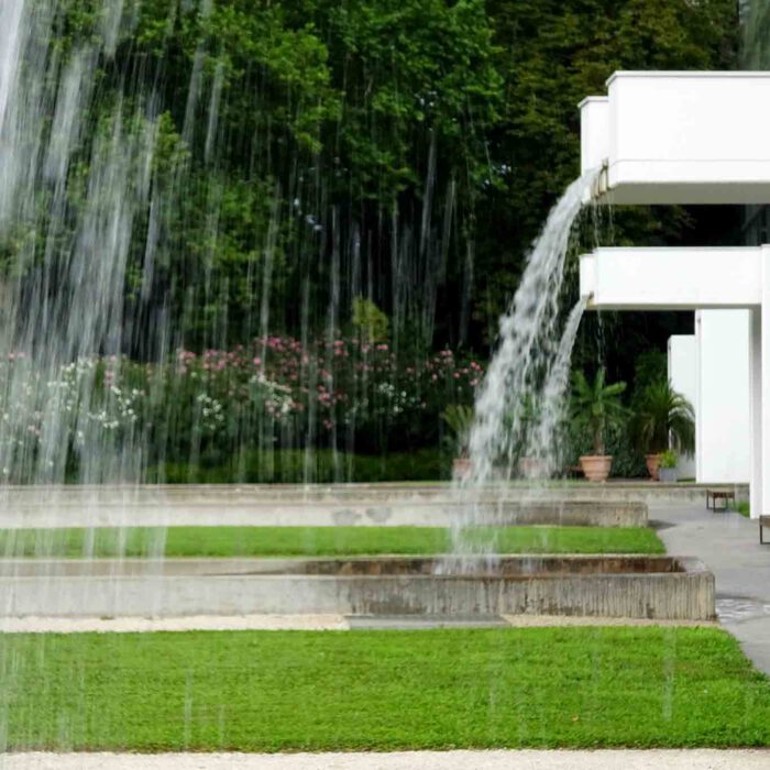 Die Dächer der Gewächshäuser werden mit fliessendem Wasser gekühlt, was in herrlichen Kaskaden sich in Becken ergiesst.