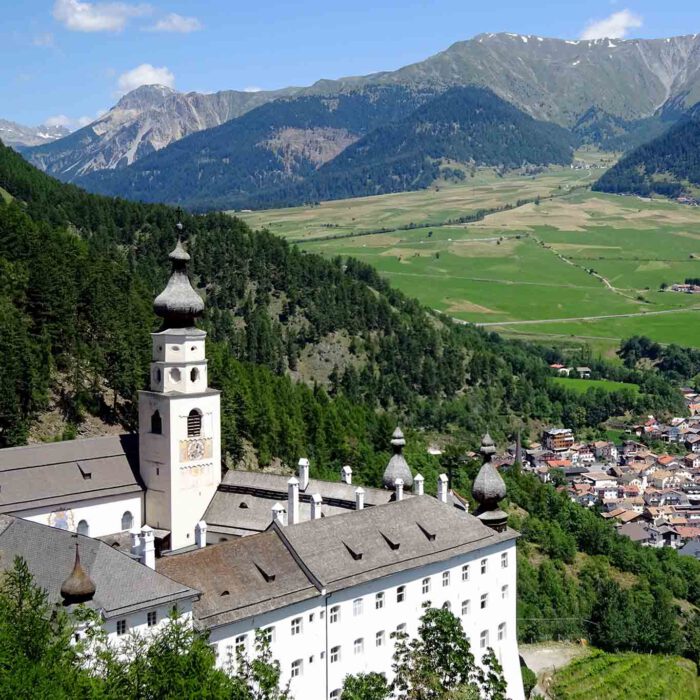 Blick auf das Kloster Marienberg mit der Ortschaft Burgusio.