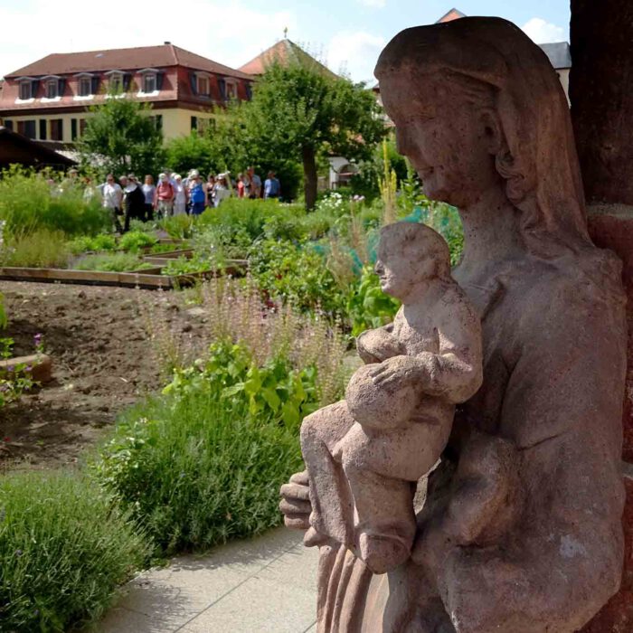 Maria wacht über den Klostergarten.