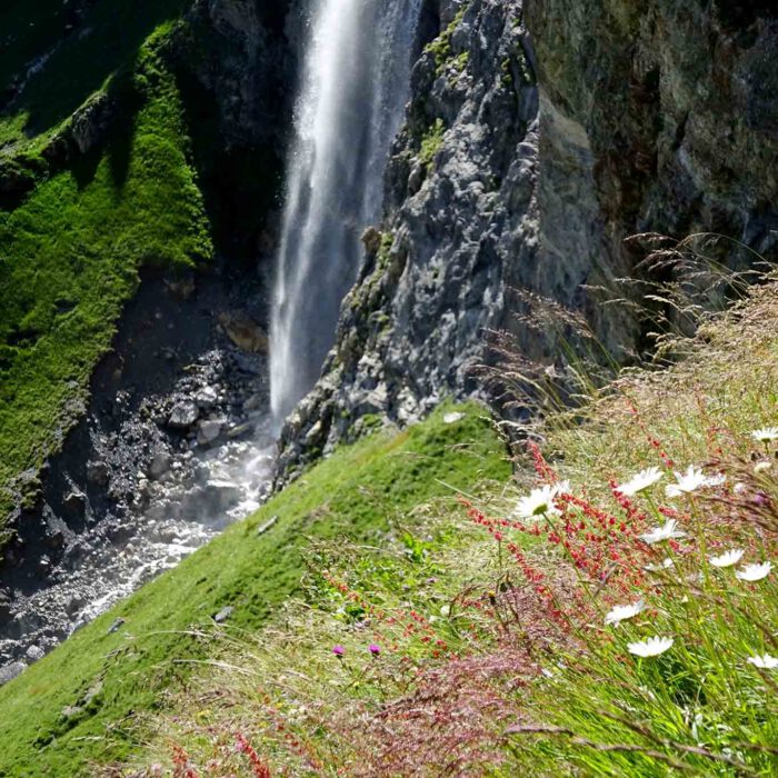 Im Laufe der Zeiten gräbt sich das Wasser seine Bahn im Gebirge.