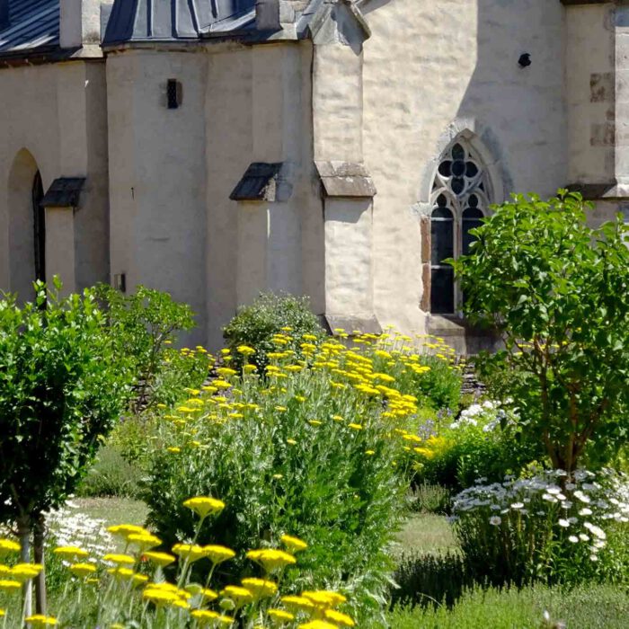 Der bunte Garten betont die schlichte gotische Architektur der Zisterzienser.