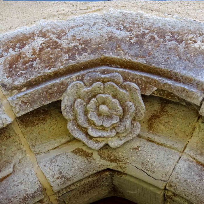 Die Rose, Zeichen Mariens, blüht nicht nur wunderschön in Marienstatt. Sie wurde hier in Stein gemeisselt.