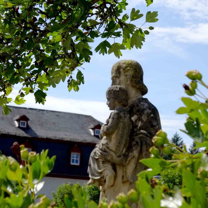 Der Weissdorn steht am Anfang der Geschichte des Klosters.