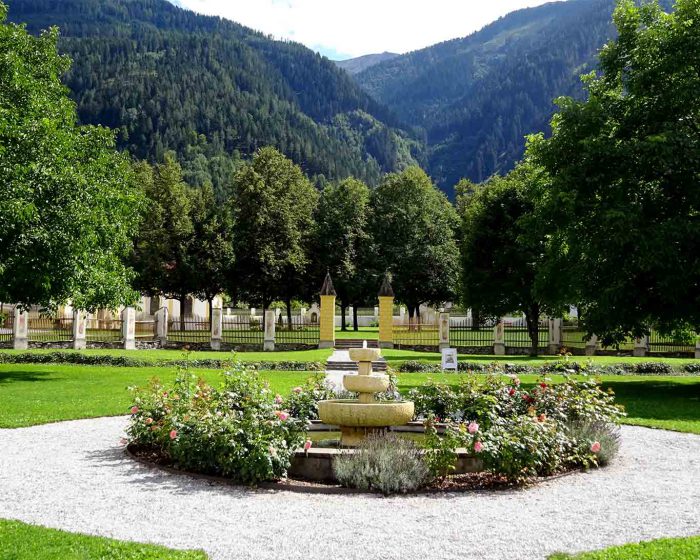 Statt der Orangerie ist der Brunnen ins Zentrum des Bildes vom Barockgarten gerückt.