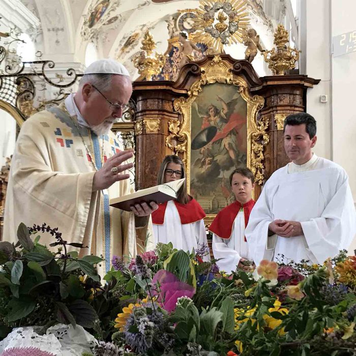 Alte Traditionen finden ihren Wiederklang im katholischen Kirchenalltag - hier die Kräutersegnung zu Maria Himmelfahrt.