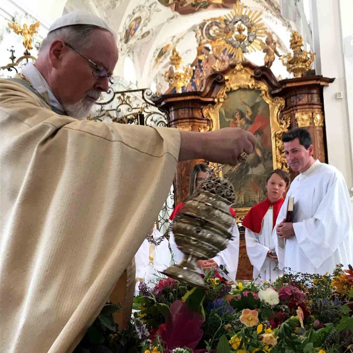 Mit Kräutersegnungen schliesst die Messe zu Maria Himmelfahrt ab. Abt German Gerb beim Inzensieren.