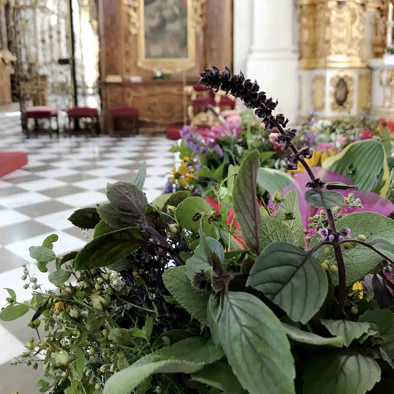 Je nach Brauchtum bringen die Gläubigen Kräutersträusse mit zum Gottesdienst oder die Frauen der Gemeinde binden sie für die Mitglieder.