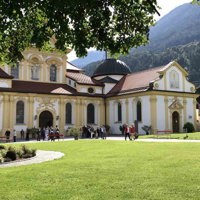 Festliche Stille am Hochfest Mariens vor der Stamser Klosterkirche und der Heiligblutkapelle.