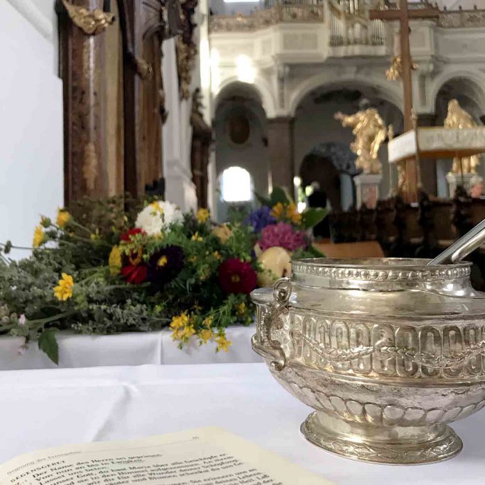 In der Liturgie ist das Besprengen der Kräuterbuschen mit Weihwasser zur Segnung vorgesehen.