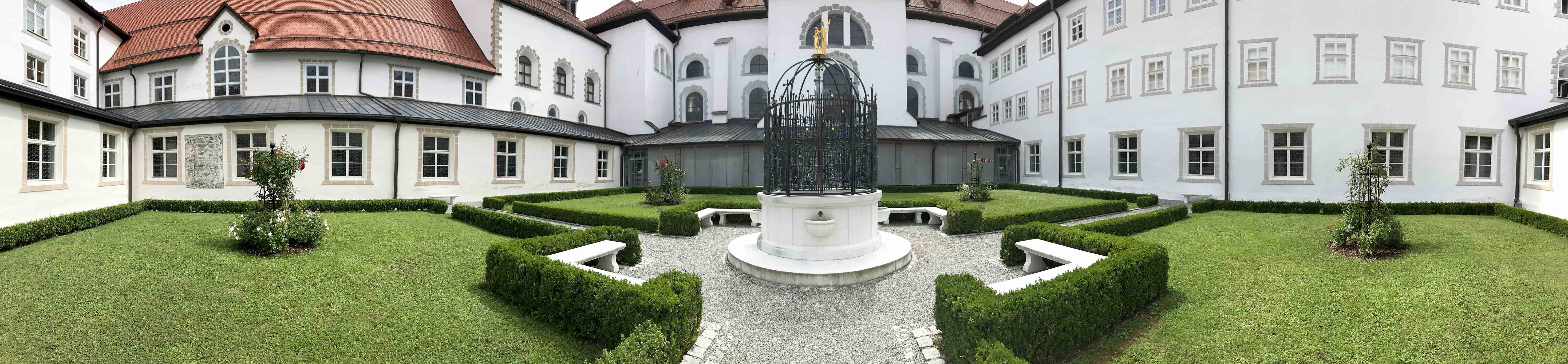 Im Zentrum des Kreuzgartens plätschert der Brunnen, welcher von Johannes dem Täufer und Jesus gekrönt ist.