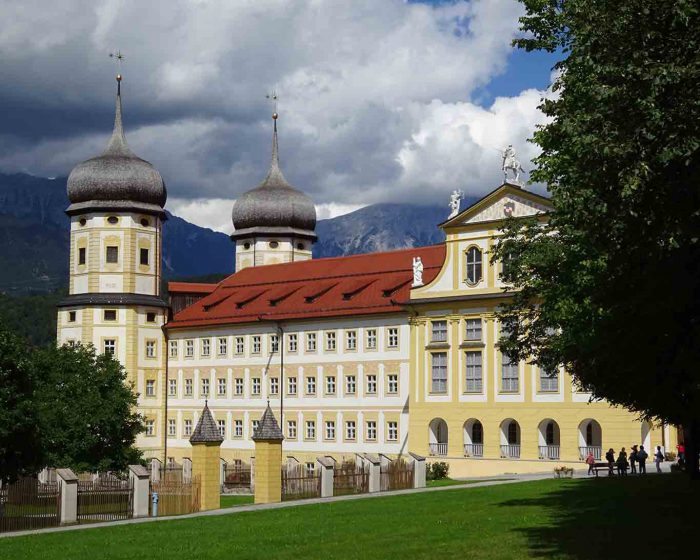 Der Fürstentrakt des Stiftes Stams beherbergt heute die Katholische Hochschule.