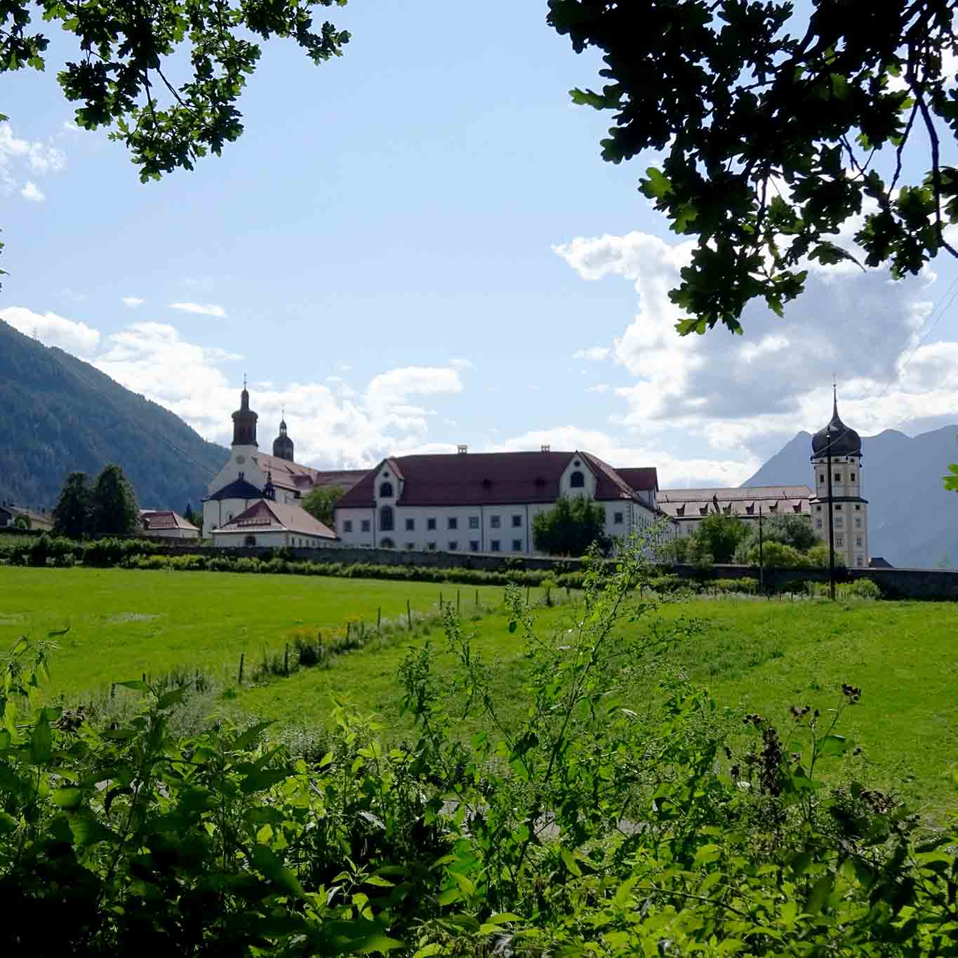 Die Turmhauben kennzeichnen die Heiligblutkapelle, die Stiftskirche, den Appendix und den Fürstenbau des Stifts Stams.