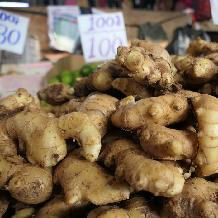 Frische Ingwerknollen auf dem Spice Market in Delhi.