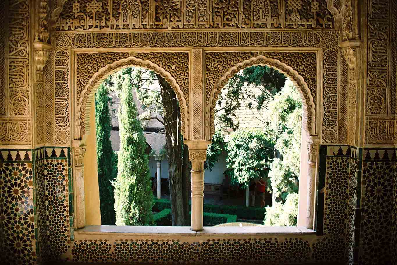 Die Alhambra in Granada ist die Idealvorstellung des orientalischen Palastes eines Fürsten, Kalifen oder Königs. Sie ist Wahrzeichen des friedlichen und schöpferischen Zusammenlebens von Menschen aus Arabien, Judäa, dem europäischen Christentums.