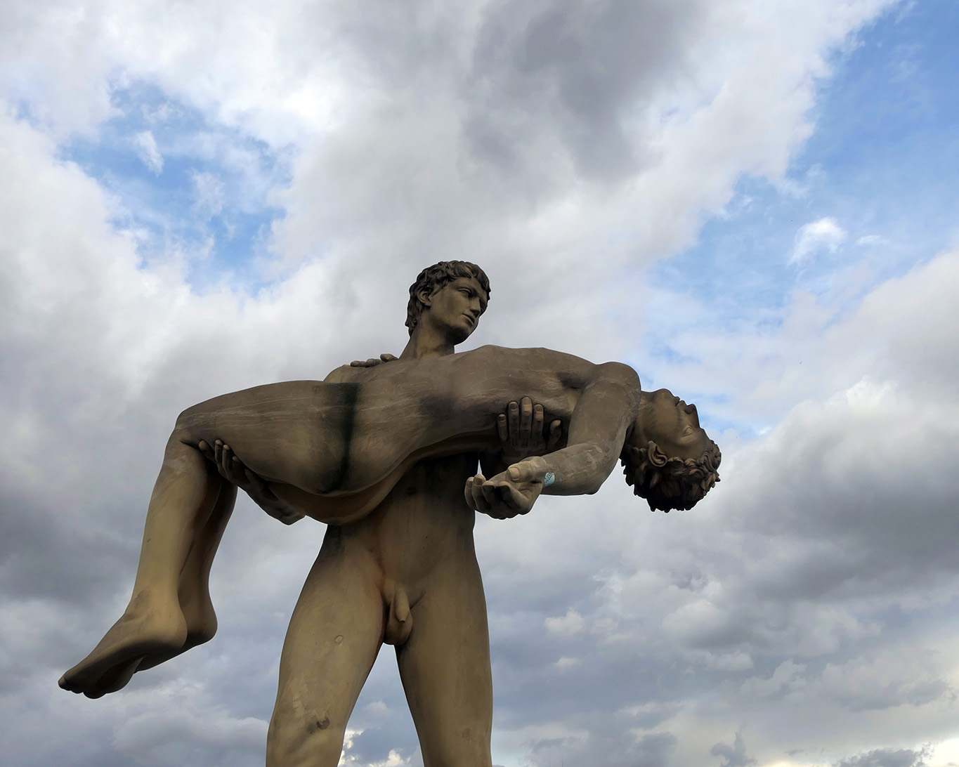 Die wohl schwulste Skulptur der Neuzeit befindet sich in Lyon am Ufer der Loire. SIe zeigt zwei identische nackte junge Männer in multiinterpreabler Pose.