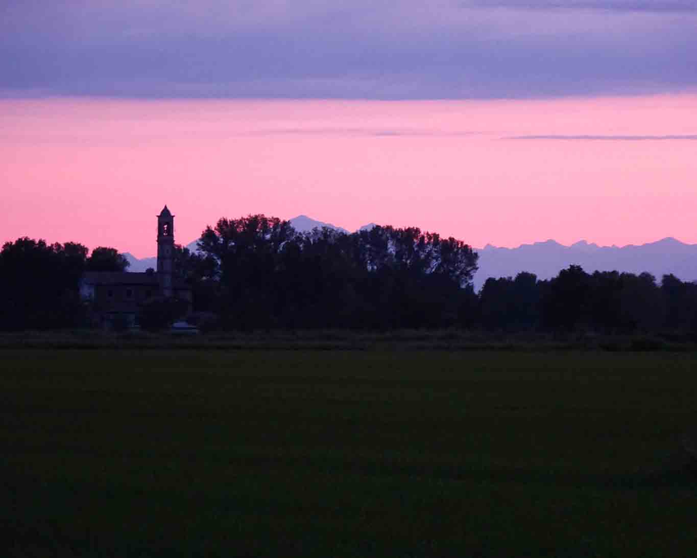 Morgenstimmung über der Lombardei mit Blick auf die Alpen.