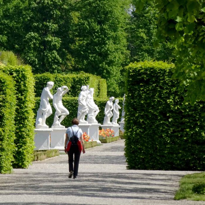 Ein tanzender Reigen steinener Figuren im Park