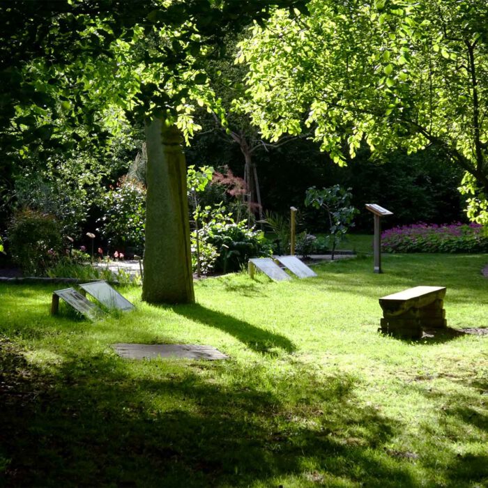 Lauschige Plätze im Skulpturengarten laden ein zum Träumen, Lernen, Sehen, Erfahren.