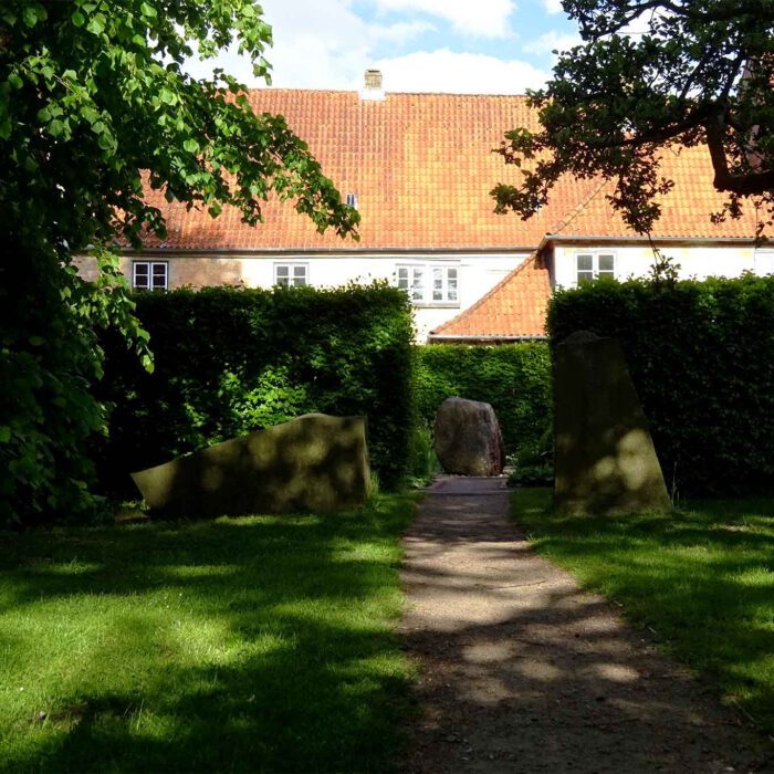 Eine Hecke trennt den hinteren Skulpturenpark vom vorderen Bibelgarten.