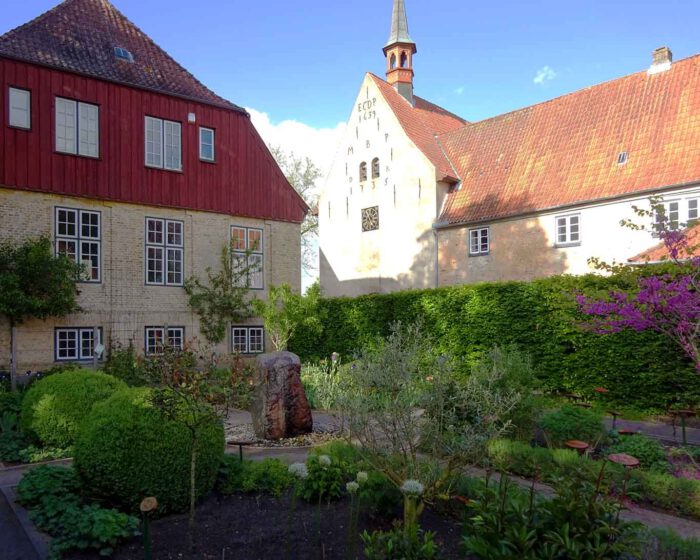 Abgeschieden vom Lärm der Welt blüht und gedeiht es im Bibelgarten des Schleswiger St. Johannisklosters.