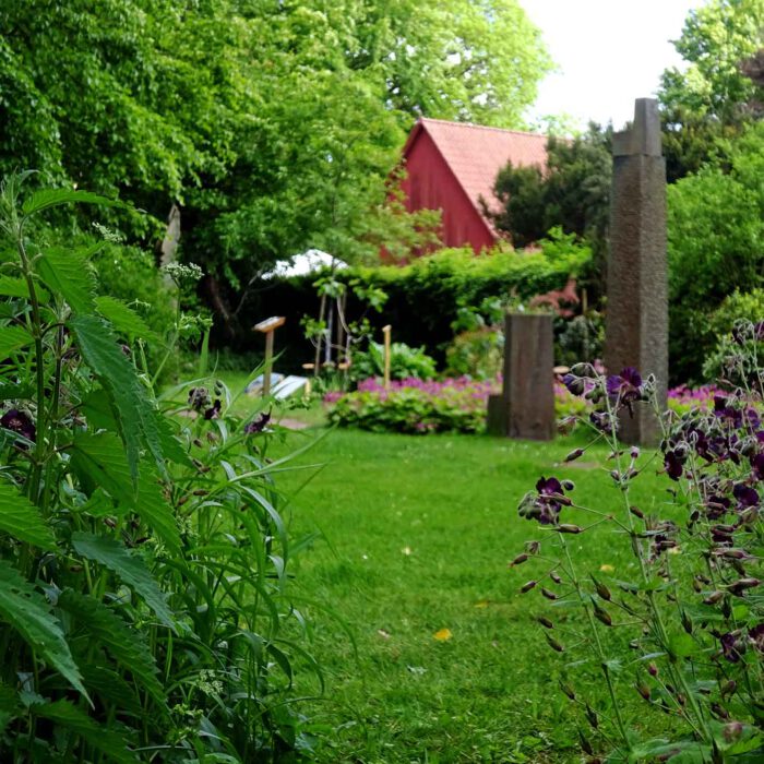 Gartenkunst trifft Bildhauerei zwischen Brennnessel und Storchenschnabel