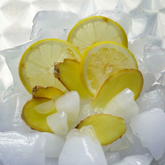 Eine erfrischende Limonade ist schnell selbst zubereitet mit vitaminreicher Zitrone und Ingwer mit seiner anregenden Schärfe.