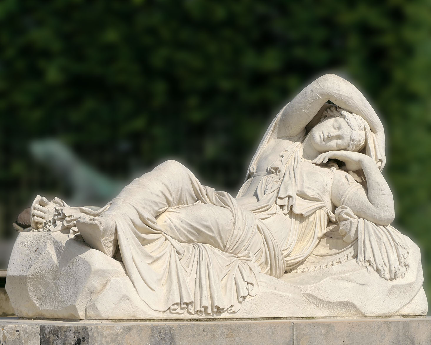 Schlafende Schönheit in Stein gemeiselt im Schlosspark von Versailles.