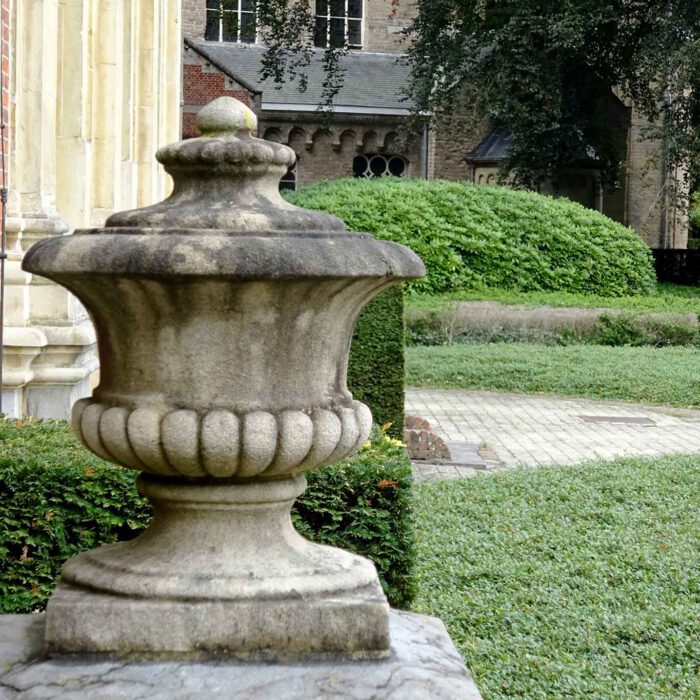 Schmuckvase an der Fassade der Prämonstratenser Abdij Postel