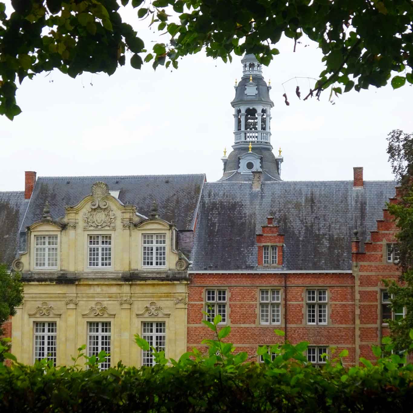 Schöne Kontraste bietet das üppige Grün der Parkanlage zur Fassade der belgischen Abdij Postel.