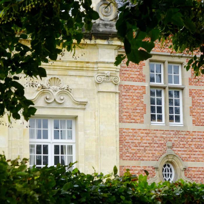 Ein harmonischer Stilmix zwischen Barock und Renaissance an der Fassade der Abdij Postel.