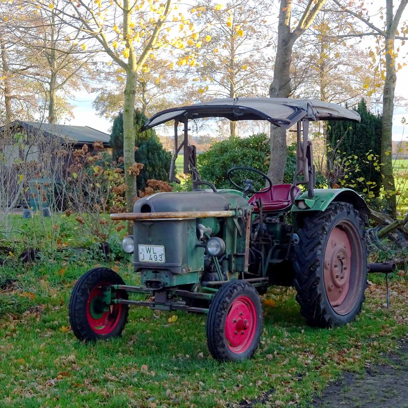 Alter Traktor vom Merrettichbauern im Alten Land.