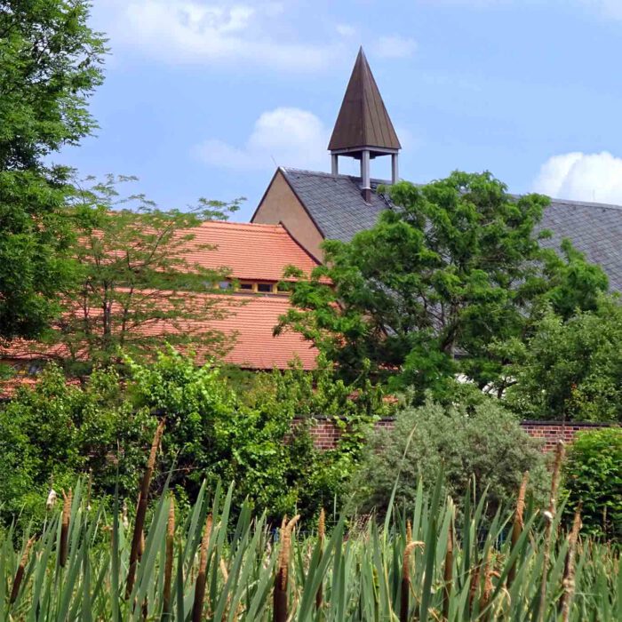 Wie ein Schmuckstein in die Fassung fügt sich das Kloster Helfta in die Mansfelder Landschaft ein.