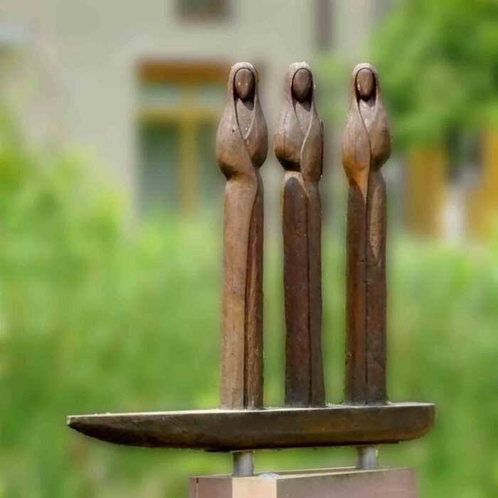 Die drei hölzernen Figuren sollen an die geistigen Stifterinnen des Klosters erinnern: Mechthild, Gertrud und Mechthild von Magdeburg.