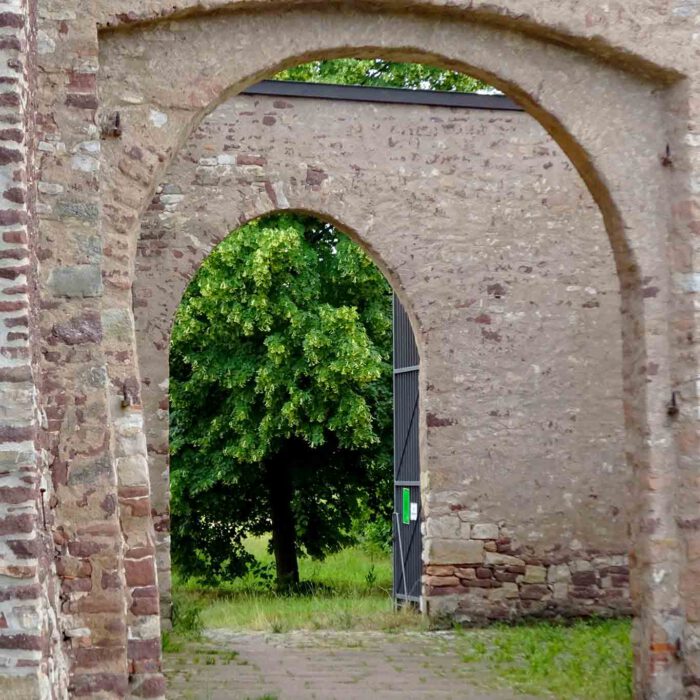 Wie ein Versatz zur Vergangenheit haben Tore im Kloster Helfta etwas Verbindendes statt Trennendes.