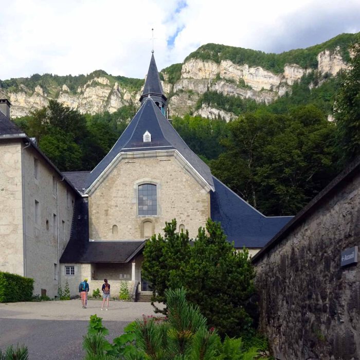 Das Kloster schmiegt sich in den Abhang des Massifs de Chartreuse.