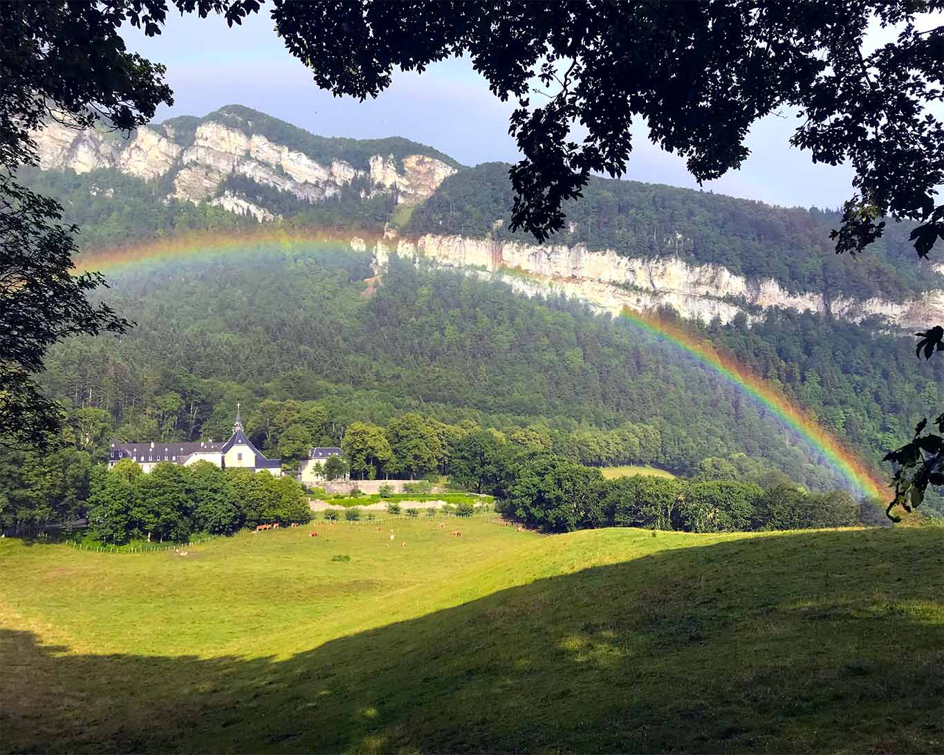 Postkartenromantik ist der Regenbogen über dem Kloster.