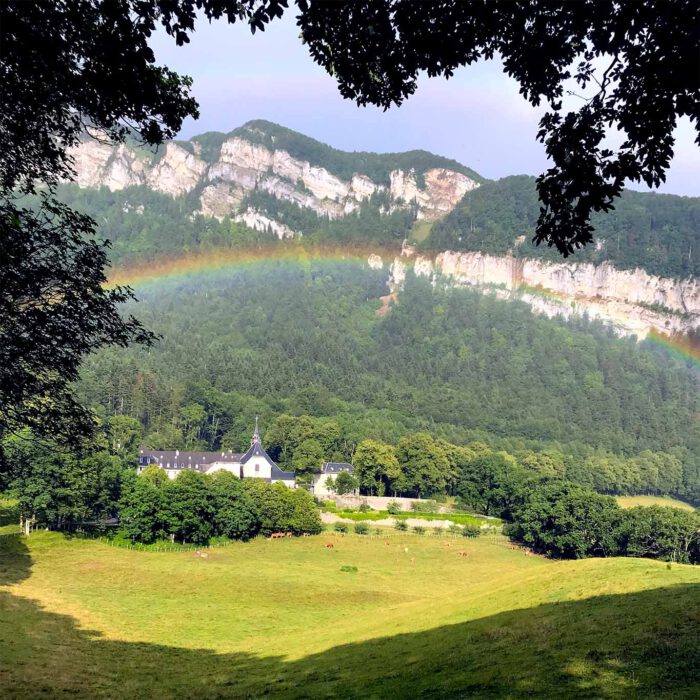 Nach dem Regen hat sich über dem Kloster ein Regenbogen gebildet.