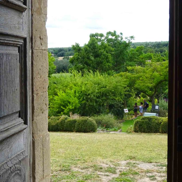 Blick aus der Klosterkirche über die Gärten von Salagon.