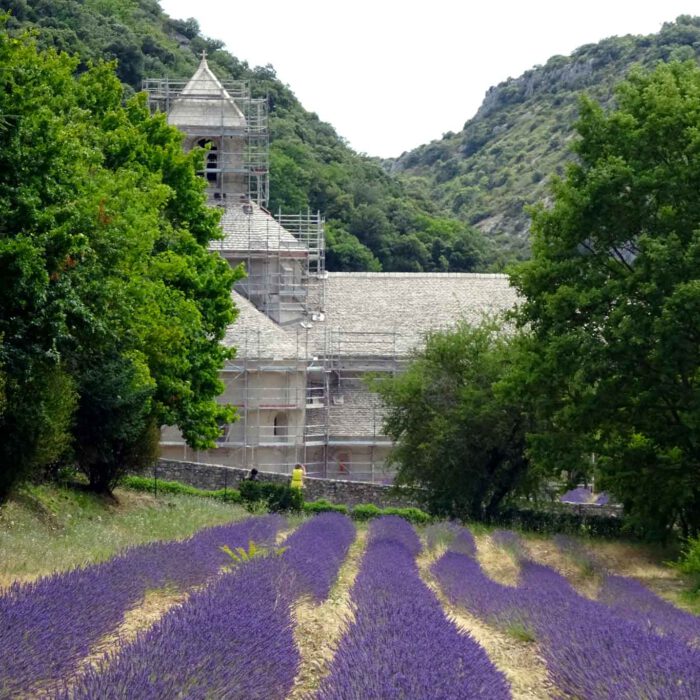 Die helle Fassade des Klosters beherrscht das Tal aus allen Perspektiven.