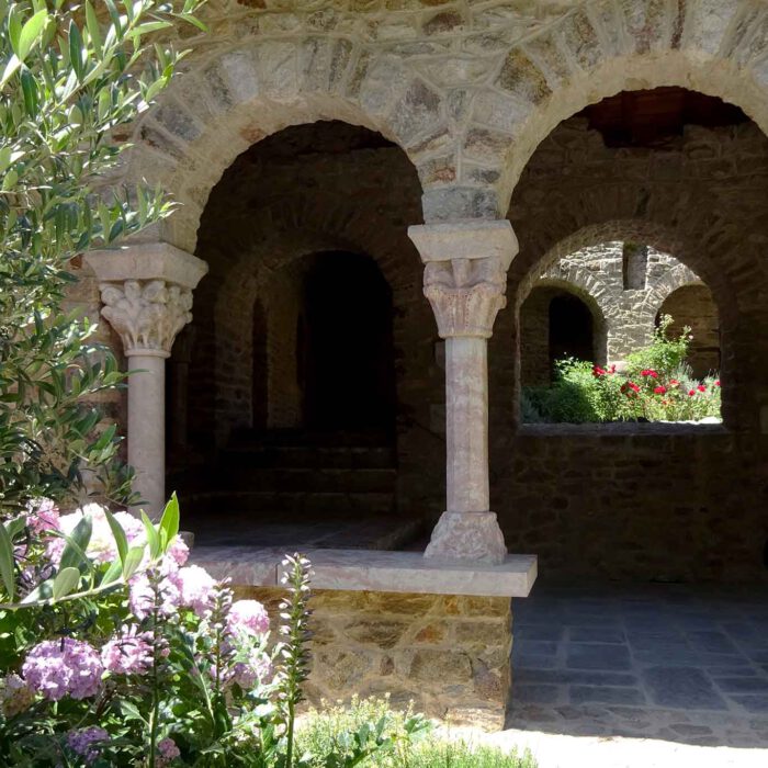 Schatten und Ruhe spendet das Gewölbe des Kreuzganges der Abbaye Saint Martin du Canigou.