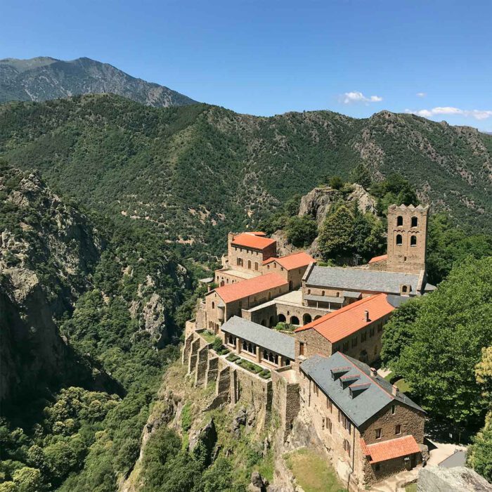 EIn malerisches Motiv ist die Klosteranlage auf der Felsklippe oberhalb von Casteil.