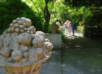 Gartenatmosphäre im Botanischen Garten von Marseille während der heissen Sommertage.