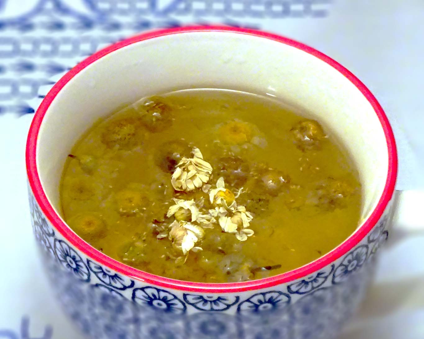 Kamillentee ist der Klassiker in jedem Haushalt. Geschätzt wird seine entzündungshemmende Wirkung.