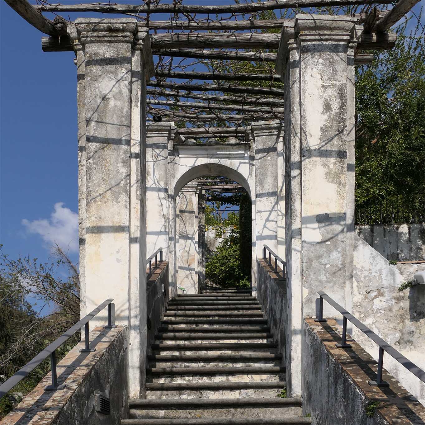 Die langen Treppen und Pergolen wurden erst im 17. Jahrhundert in den Garten eingebracht.