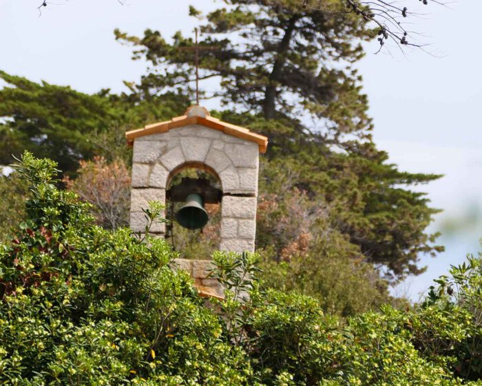 Kleine Kapellen stehen verstreut auf der Insel Saint Honorat. Sie gehören zum Kloster Lerins.