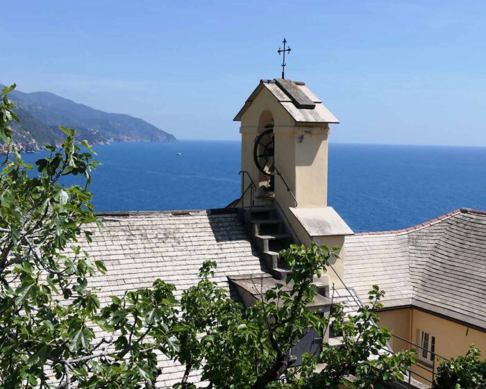 Der Kirchturm der Klosterkirche des Kapuzinerkonvents Monterosso in Ligurien.