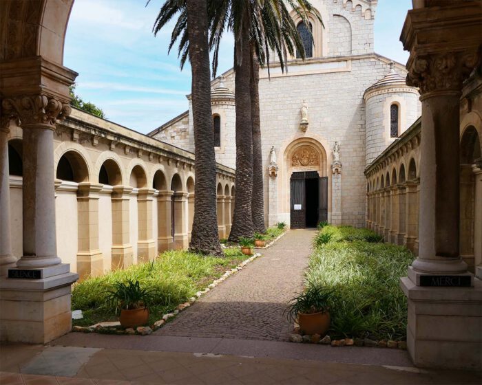 Die Tür zur Klosterkirche steht den Besuchern von Lerins offen