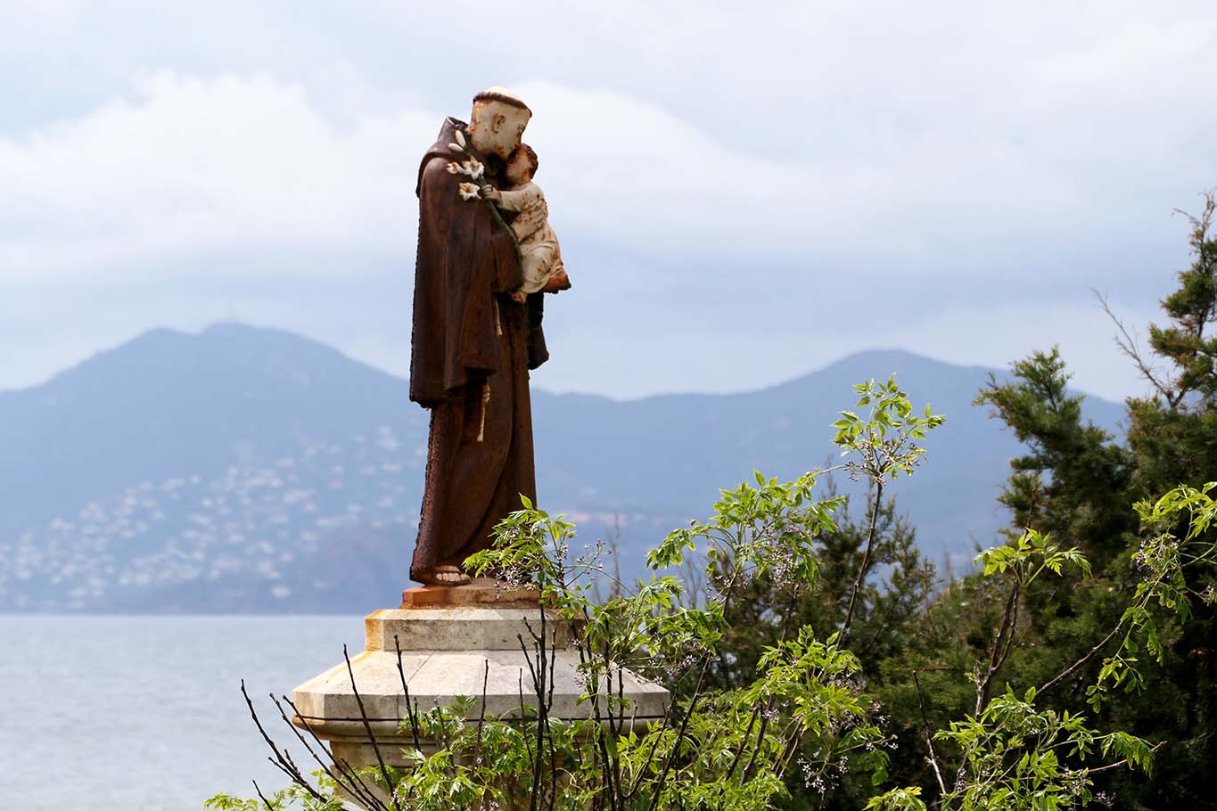 Der Heilige Antonio mit dem Kinde vor der Bucht von Cannes