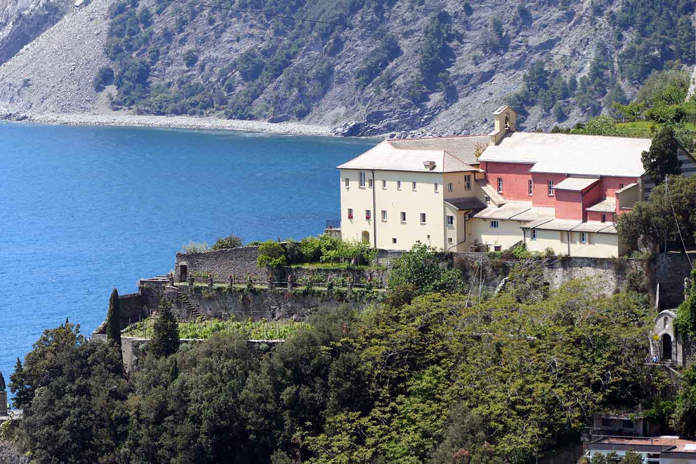 Auf den Felsen San Cristoforus sitzt der Kapuzinerkonvent oberhalb der Ortschaft Monterosso.